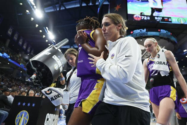 CHICAGO, USA - August 5: Ariel Atkins (7 Los Angeles Sparks) leaves the court injured during the WNBA, Basketball Damen, USA game between the Chicago Sky and Los Angeles Sparks at Wintrust Arena on Monday, August 5 in Chicago, USA  Copyright: xShainaxBenhiyoun SPPx Sportspressphoto_SPR201410