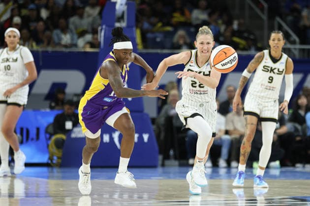 CHICAGO, USA - August 5: Erica Wheeler (17 Los Angeles Sparks) and Courtney Vandersloot (22 Chicago Sky) battle for the ball during the WNBA, Basketball Damen, USA game between the Chicago Sky and Los Angeles Sparks at Wintrust Arena on Monday, August 5 in Chicago, USA  Copyright: xShainaxBenhiyoun SPPx Sportspressphoto_SPR201414