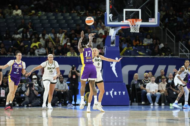 CHICAGO, USA - August 5: Erica Wheeler (17 Los Angeles Sparks) shoots the ball during the WNBA, Basketball Damen, USA game between the Chicago Sky and Los Angeles Sparks at Wintrust Arena on Monday, August 5 in Chicago, USA  Copyright: xShainaxBenhiyoun SPPx Sportspressphoto_SPR201431