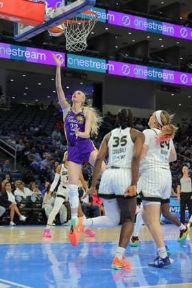 CHICAGO, IL - AUGUST 05: Cameron Brink 22 of the Los Angeles Sparks drives to the basket for a layup during the second half against the Chicago Sky on August 5, 2026 at Wintrust Arena in Chicago, Illinois. (Photo by Melissa Tamez Icon Sportswire) WNBA, Basketball Damen, USA AUG 05 Los Angeles Sparks at Chicago Sky EDITORIAL USE ONLY Icon260805017