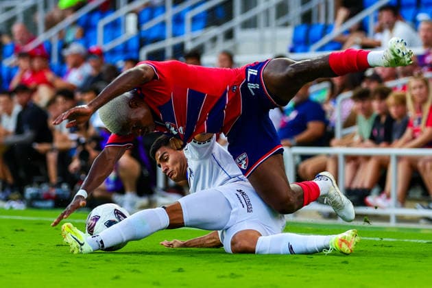 August 5, 2026, Mansfield, Texas, USA: MANSFIELD, TX : FC DallasÃ¢â‚¬â ¢ BERNARD KAMUNGO (77) gets pulled down by QueretaroÃ¢â‚¬â ¢s BAYRON DUARTE (24) during their Leagues Cup 2026 match at Texas Health Mansfield Stadium in Mansfield on Wednesday. Mansfield USA - ZUMAm257 20260805_zsp_m257_001 Copyright: xBrianxMcLeanx