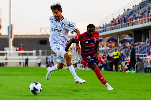 August 5, 2026, Mansfield, Texas, USA: MANSFIELD, TX : QueretaroÃ¢â‚¬â ¢s DIEGO REYES (13) and FC DallasÃ¢â‚¬â ¢ ANDERSON JULIO( 11) eye the ball during their Leagues Cup 2026 match at Texas Health Mansfield Stadium in Mansfield on Wednesday. Mansfield USA - ZUMAm257 20260805_zsp_m257_004 Copyright: xBrianxMcLeanx