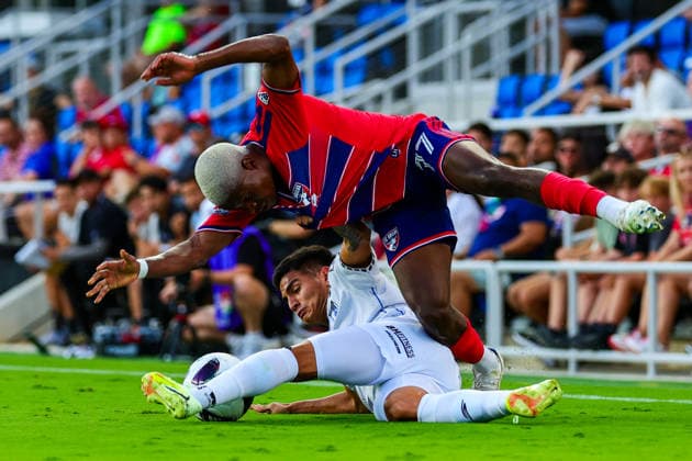 August 5, 2026, Mansfield, Texas, USA: MANSFIELD, TX : FC DallasÃ¢â‚¬â ¢ BERNARD KAMUNGO (77) gets pulled down by QueretaroÃ¢â‚¬â ¢s BAYRON DUARTE (24) during their Leagues Cup 2026 match at Texas Health Mansfield Stadium in Mansfield on Wednesday. Mansfield USA - ZUMAm257 20260805_zsp_m257_005 Copyright: xBrianxMcLeanx