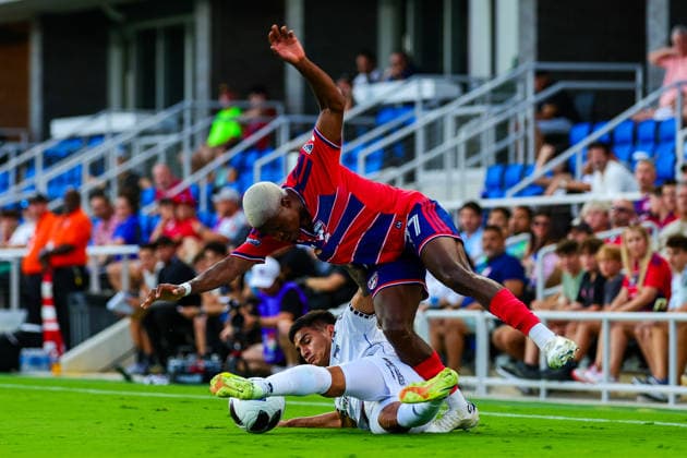 August 5, 2026, Mansfield, Texas, USA: MANSFIELD, TX : FC DallasÃ¢â‚¬â ¢ BERNARD KAMUNGO (77) gets pulled down by QueretaroÃ¢â‚¬â ¢s BAYRON DUARTE (24) during their Leagues Cup 2026 match at Texas Health Mansfield Stadium in Mansfield on Wednesday. Mansfield USA - ZUMAm257 20260805_zsp_m257_011 Copyright: xBrianxMcLeanx
