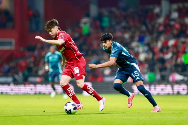 Leagues Cup: Toluca vs Seattle Sounders Jesus Angulo (L) of Toluca vies for the ball with Nouhou Tolo of Seattle Sounders FC during a Leagues Cup match between Toluca and Seattle Sounders FC at Estadio Nemesio Diez in Toluca, Mexico, 05 August 2026. Toluca Mexico  Copyright: xFelipexGutierrezx