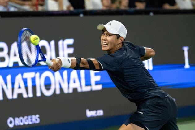 MONTREAL, QC - AUGUST 05: Learner Tien from USA returns the ball against Gael Monfils from France during their singles second round match on day three of the ATP, Tennis Herren 1000 National Bank Open presented by Rogers at Stade IGA on August 5, 2026 in Montreal, Quebec, Canada.(Photo by Vincent Ethier Icon Sportswire) TENNIS: AUG 05 National Bank Open EDITORIAL USE ONLY Icon26080512036