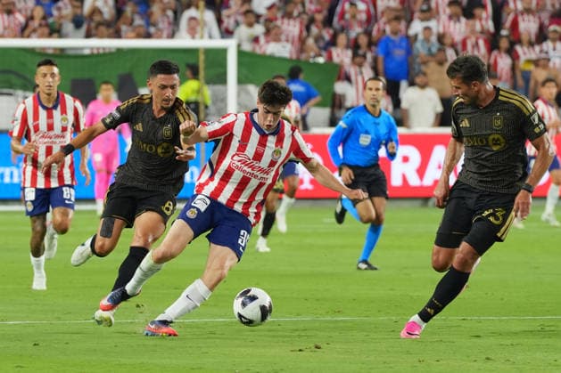 Marky Delgado (L) and Yevgen Cheberko (R) of Los Angeles vies for the ball with Armando Gonzalez of Guadalajara in a Leagues Cup match between Los Angeles FC and Guadalajara at the BMO Stadium in Los Angeles, United States, 05 August 2026. Leagues Cup - Los Angeles FC vs Guadalajara !ACHTUNG: NUR REDAKTIONELLE NUTZUNG!  Copyright: xOmarxAlonsox AME6452 20260806-55021081895_1