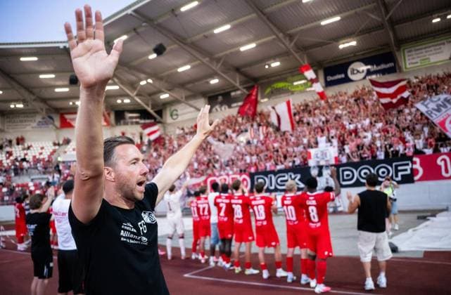 FUSSBALL REGIONALLIGA NORDOST - SAISON 2026-2027 - 3. SPIELTAG FC ROT WEISS ERFURT - SV TASMANIA BERLIN ** NUR FÜR REDAKTIONELLE ZWECKE ** EDITORIAL USE ONLY **<p>05 08 2026-Erfurt: Fussball Regionalliga Nordost 3. Spieltag Saison 2026-2027 Steigerwaldstadion FC Rot Weiss Erfurt - SV Tasmania Berlin im Foto: Trainer Fabian Gerber (FC Rot-Weiß Erfurt) und die Erfurter Spieler feiern nach dem Sieg mit den Fans ( Deutschland Thueringen Erfurt Copyright: SaschaxFromm *** SOCCER REGIONAL LEAGUE NORTHEAST 2026–2027 SEASON, MATCHDAY 3: FC ROT WEISS ERFURT VS. SV TASMANIA BERLIN ** FOR EDITORIAL PURPOSES ONLY ** EDITORIAL USE ONLY ** August 5, 2026 Erfurt Soccer Regional League Northeast Matchday 3, 2026–2027 Season, Steigerwaldstadion: FC Rot-Weiss Erfurt vs. SV Tasmania Berlin. Pictured: Coach Fabian Gerber of FC Rot-Weiss Erfurt and the Erfurt players celebrating the victory with fans. Germany ThThuringia, Erfurt Copyright SaschaxFromm Copyright: SaschaxFromm doc871buw61dpv1klipoubf ,EDITORIAL USE ONLY