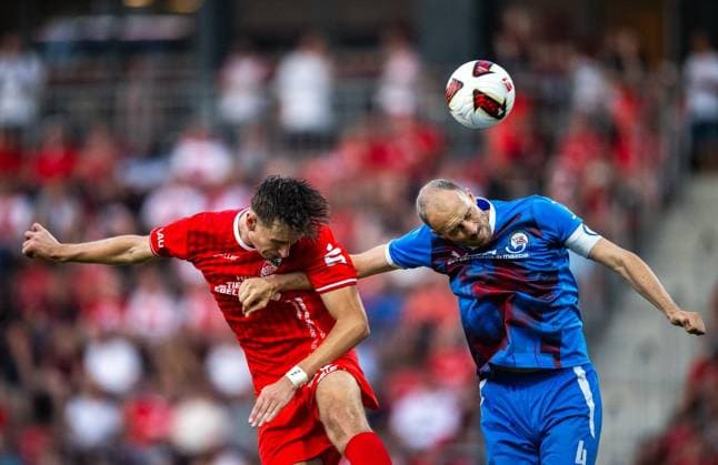 FUSSBALL REGIONALLIGA NORDOST - SAISON 2026-2027 - 3. SPIELTAG FC ROT WEISS ERFURT - SV TASMANIA BERLIN ** NUR FÜR REDAKTIONELLE ZWECKE ** EDITORIAL USE ONLY **<p>05 08 2026-Erfurt: Fussball Regionalliga Nordost 3. Spieltag Saison 2026-2027 Steigerwaldstadion FC Rot Weiss Erfurt - SV Tasmania Berlin im Foto: Benjamin Dreca 14 (FC Rot-Weiß Erfurt) im Zweikampf mit Steffen Eder 4 (SV Tasmania Berlin) ( Deutschland Thueringen Erfurt Copyright: SaschaxFromm *** SOCCER REGIONAL LEAGUE NORTHEAST 2026–2027 SEASON, MATCHDAY 3: FC ROT WEISS ERFURT VS. SV TASMANIA BERLIN ** FOR EDITORIAL PURPOSES ONLY ** EDITORIAL USE ONLY ** p August 5, 2026 Erfurt Soccer Regional League Northeast Matchday 3, 2026–2027 Season, Steigerwaldstadion: FC Rot-Weiss Erfurt vs. SV Tasmania Berlin. Pictured: Benjamin Dreca (14) of FC Rot-Weiss Erfurt in a tackle with Steffen Eder (4) SV Tasmania Berlin, Germany, Thuringia, Erfurt. Copyright SaschaxFromm Copyright: SaschaxFromm doc871bykdvyb4iycy1t4e ,EDITORIAL USE ONLY