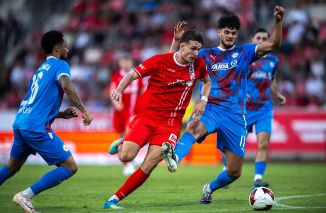 FUSSBALL REGIONALLIGA NORDOST - SAISON 2026-2027 - 3. SPIELTAG FC ROT WEISS ERFURT - SV TASMANIA BERLIN ** NUR FÜR REDAKTIONELLE ZWECKE ** EDITORIAL USE ONLY **<p>05 08 2026-Erfurt: Fussball Regionalliga Nordost 3. Spieltag Saison 2026-2027 Steigerwaldstadion FC Rot Weiss Erfurt - SV Tasmania Berlin im Foto: Benjamin Dreca 14 (FC Rot-Weiß Erfurt) im Zweikampf mit Fatih Baca 17 (SV Tasmania Berlin) ( Deutschland Thueringen Erfurt Copyright: SaschaxFromm *** SOCCER REGIONAL LEAGUE NORTHEAST 2026–2027 SEASON, MATCHDAY 3: FC ROT WEISS ERFURT VS. SV TASMANIA BERLIN ** FOR EDITORIAL PURPOSES ONLY ** EDITORIAL USE ONLY ** August 5, 2026 Erfurt Soccer Regional League Northeast Matchday 3, 2026–2027 Season, Steigerwaldstadion: FC Rot-Weiss Erfurt vs. SV Tasmania Berlin. Pictured: Benjamin Dreca (14) of FC Rot-Weiss Erfurt in a tackle with Fatih Baca (17) SV Tasmania Berlin, Germany, Thuringia, Erfurt. Copyright SaschaxFromm Copyright: SaschaxFromm doc871bxn0g4d01g4s95uew ,EDITORIAL USE ONLY