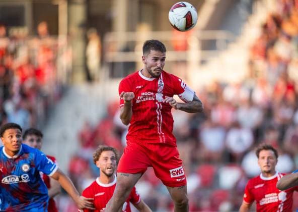 FUSSBALL REGIONALLIGA NORDOST - SAISON 2026-2027 - 3. SPIELTAG FC ROT WEISS ERFURT - SV TASMANIA BERLIN ** NUR FÜR REDAKTIONELLE ZWECKE ** EDITORIAL USE ONLY **<p>05 08 2026-Erfurt: Fussball Regionalliga Nordost 3. Spieltag Saison 2026-2027 Steigerwaldstadion FC Rot Weiss Erfurt - SV Tasmania Berlin im Foto: Sofiane Ikene 4 (FC Rot‘Weiß Erfurt) beim Kopfball ( Deutschland Thueringen Erfurt Copyright: SaschaxFromm *** SOCCER REGIONAL LEAGUE NORTHEAST 2026–2027 SEASON, MATCHDAY 3: FC ROT WEISS ERFURT VS. SV TASMANIA BERLIN ** FOR EDITORIAL USE ONLY ** EDITORIAL USE ONLY ** p 05 08 2026 Erfurt Soccer Regional League Northeast Matchday 3, 2026–2027 Season, Steigerwaldstadion: FC Rot-Weiss Erfurt vs. SV Tasmania Berlin. Photo by Sofiane Ikene 4 FC Rot’Weiss Erfurt during a header match in Germany, Thuringia, Erfurt. Copyright SaschaxFromm Copyright: SaschaxFromm doc871c42f0pph1a2amnt42 ,EDITORIAL USE ONLY