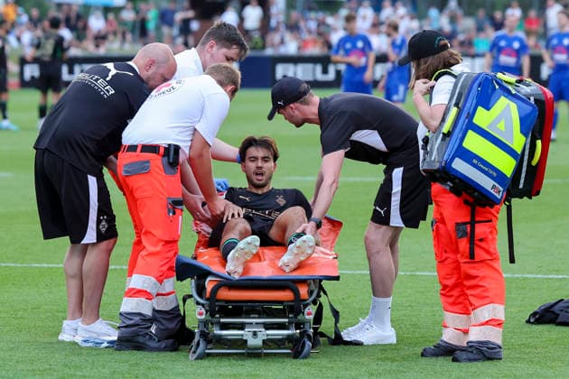 Jens Castrop (Borussia Moenchengladbach) liegt verletzt auf einer Trage und wird anschliessend in ein Krankenhaus gebracht waehrend des Freundschaftsspiels zwischen dem FC Rottach-Egern und Borussia Moenchengladbach, Stadion Birkenmoos am 05. August 2026 in Rottach-Egern, Deutschland. (Foto von Marco Steinbrenner DeFodi Images) +++ Jens Castrop (Borussia Moenchengladbach) is lying injured on a stretcher and is then taken to hospital during the Friendly match between FC Rottach-Egern and Borussia Moenchengladbach at Stadion Birkenmoos on August 5, 2026 in Rottach-Egern, Germany. (Photo by Marco Steinbrenner DeFodi Images) (Photo by Marco Steinbrenner DeFodi Images) - *** Jens Castrop of Borussia Mönchengladbach lies injured on a stretcher and is then taken to a hospital during the friendly match between FC Rottach Egern and Borussia Mönchengladbach at Birkenmoos Stadium on August 5, 2026, in Rottach Egern, Germany Photo by Marco Steinbrenner DeFodi Images Jens Castrop of Borussia Mönchengladbach is lying injured on a stretcher and is then taken to the hospital during the friendly match between FC Rottach Egern and Borussia Mönchengladbach at Stadion Birkenmoos on August 5, 2026 in Rottach Egern, Germany. Photo by Marco Steinbrenner, DeFodi Images. Photo by Marco Steinbrenner, DeFodi Images.