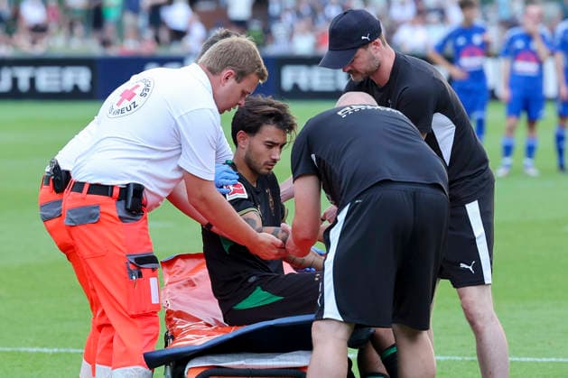 Jens Castrop (Borussia Moenchengladbach) sitzt verletzt auf einer Trage und wird anschliessend in ein Krankenhaus gebracht waehrend des Freundschaftsspiels zwischen dem FC Rottach-Egern und Borussia Moenchengladbach, Stadion Birkenmoos am 05. August 2026 in Rottach-Egern, Deutschland. (Foto von Marco Steinbrenner DeFodi Images) +++ Jens Castrop (Borussia Moenchengladbach) is sitting on a stretcher, injured, and is then taken to hospital during the Friendly match between FC Rottach-Egern and Borussia Moenchengladbach at Stadion Birkenmoos on August 5, 2026 in Rottach-Egern, Germany. (Photo by Marco Steinbrenner DeFodi Images) (Photo by Marco Steinbrenner DeFodi Images) - *** Jens Castrop of Borussia Mönchengladbach sits injured on a stretcher and is then taken to a hospital during the friendly match between FC Rottach Egern and Borussia Mönchengladbach at Birkenmoos Stadium on August 5, 2026, in Rottach Egern, Germany. Photo by Marco Steinbrenner, DeFodi Images. Jens Castrop of Borussia Mönchengladbach is sitting on a stretcher, injured, and is then taken to the hospital during the friendly match between FC Rottach Egern and Borussia Mönchengladbach at Stadion Birkenmoos on August 5, 2026 in Rottach Egern, Germany. Photo by Marco Steinbrenner, DeFodi Images. Photo by Marco Steinbrenner, DeFodi Images.