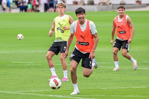 Ahlstrand Erik Taichi Hara ( Pauli ) Deutschland , Hamburg , Trainingsgelände an der Kollaustrasse , Fussball , 2. Bundesliga , FC St Pauli *** Ahlstrand, Erik, Taichi Hara, Pauli, Germany, Hamburg, Training Facility on Kollaustrasse, Soccer, 2. Bundesliga, FC St. Pauli