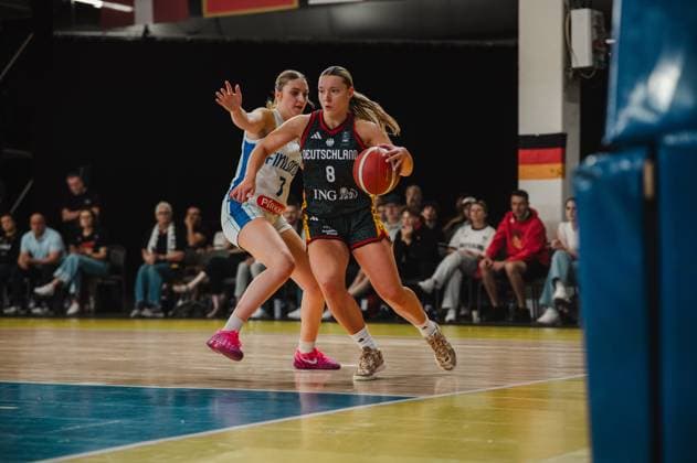 RECORD DATE NOT STATED Darina Zraychenko ( 8; Deutschland) treibt den Ball in einem Eins-gegen-eins-Duell an einer finnischen Verteidigerin vorbei in Richtung Korb. Im Hintergrund sind Zuschauer sowie eine Deutschland-Fahne zu sehen. Darina Zraychenko ( 8; Deutschland) im Dribbling gegen Finnland *** Darina Zraychenko 8 of Germany drives the ball past a Finnish defender in a one-on-one situation toward the basket. Spectators and a German flag can be seen in the background. Darina Zraychenko 8 of Germany dribbling against Finland Copyright: xJoelxKruehlerx