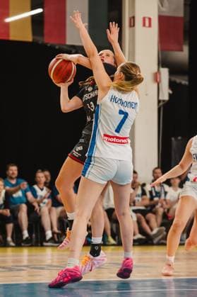 RECORD DATE NOT STATED Eine deutsche Spielerin kämpft sich mit dem Ball durch die Abwehr von Maija Honkonen ( 7; Finnland), die beide Arme hochstreckt. Die Szene zeigt einen intensiven Eins-gegen-eins-Moment beim Basketballspiel in der Kistamässan, Stockholm. Zweikampf unter dem Korb: Deutschland gegen Maija Honkonen ( 7; Finnland) *** A German player fights her way through the defense of Maija Honkonen (No. 7, Finland), who has both arms raised. The scene shows an intense one-on-one moment during a basketball game at Kistamässan in Stockholm. A battle under the basket between Germany and Maija Honkonen (No. 7, Finland). Copyright: xJoelxKruehlerx
