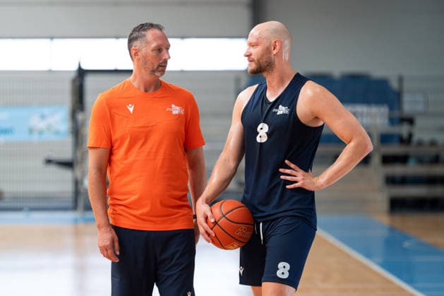 easycredit BBL Basketball Bundesliga 2026 2027 Medientraining Science City Jena am 06.08.2026 v.li. im Austausch Chef Trainer Steven Esterkamp mit Spieler Robin Christen Sparkassen Arena *** easycredit BBL Basketball Bundesliga 2026–2027 Media Training at Science City Jena on August 6, 2026; from left, Head Coach Steven Esterkamp in conversation with player Robin Christen at Sparkassen Arena