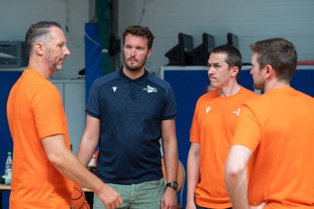 easycredit BBL Basketball Bundesliga 2026 2027 Medientraining Science City Jena am 06.08.2026 Die sportlichen Entscheidungsträger im Austausch v.li. Chef Trainer Steven Esterkamp, der gesignierte Sportdirektor Stephan Haukohl, Co Trainer Dominik Günthner, Co Trainer Patrick Carney Sparkassen Arena *** easycredit BBL Basketball Bundesliga 2026–2027 Media Training at Science City Jena on August 6, 2026: Sports decision-makers in discussion (from left): Head Coach Steven Esterkamp, newly appointed Sports Director Stephan Haukohl, Assistant Coach Dominik Günthner, Assistant Coach Patrick Carney, Sparkassen Arena