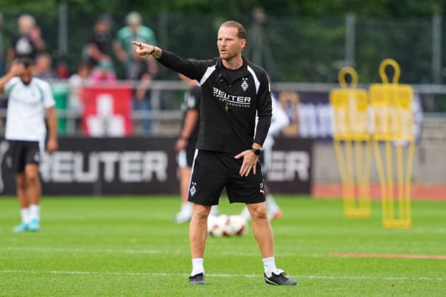 Sport Bilder des Tages 06.08.2026, xydrx, Fußball, Trainingslager, Borussia Mönchengladbach, Saison 2026 2027, Stadion am Birkenmoos: Eugen Polanski (Cheftrainer Borussia Moenchengladbach) gibt gestikulierend Anweisungen DFB regulations prohibit any use of photographs as image sequences and or quasi-video. *** August 6, 2026, xydrx, soccer, training camp, Borussia Mönchengladbach, 2026–2027 season, Birkenmoos Stadium: Eugen Polanski, head coach of Borussia Mönchengladbach, gives instructions while gesturing. DFB regulations prohibit any use of photographs as image sequences and or quasi-video. Copyright: HMBxMedia YannisxDreimann