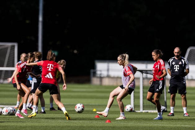 Training 1. FC Köln Frauen; 06.08.2026 KÖLN, DEUTSCHLAND - AUGUST 06: Kathrin Kathy Henrichs (1. FC Köln, 4) am Ball während einer Trainingseinheit der Frauen des 1. FC Köln auf Platz 7 des Geissbockheims am 06.08.2026 in Köln, Deutschland *** Training: 1. FC Köln Women, August 6, 2026, Cologne, GERMANY AUGUST 6 Kathrin Kathy Henrichs of 1 FC Köln, No. 4, on the ball during a training session for the 1 FC Köln women’s team on Field 7 at the Geissbockheim on August 6, 2026, in Cologne, Germany Copyright: xBEAUTIFULxSPORTS Wunderlx