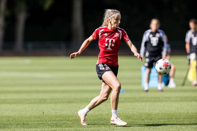 Training 1. FC Köln Frauen; 06.08.2026 KÖLN, DEUTSCHLAND - AUGUST 06: Kathrin Kathy Henrichs (1. FC Köln, 4) am Ball während einer Trainingseinheit der Frauen des 1. FC Köln auf Platz 7 des Geissbockheims am 06.08.2026 in Köln, Deutschland *** Training: 1. FC Köln Women, August 6, 2026, Cologne, GERMANY AUGUST 6 Kathrin Kathy Henrichs of 1 FC Köln, No. 4, with the ball during a training session for the 1 FC Köln women’s team on Field 7 at the Geissbockheim on August 6, 2026, in Cologne, Germany Copyright: xBEAUTIFULxSPORTS Wunderlx