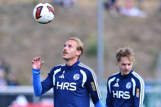 Fußball 1. Bundesliga Training FC Schalke 04 am 06.08.2026 auf dem Trainingsgelände an der Veltins Arena in Gelsenkirchen Timo Becker ( Schalke ), vorne - Finn Porath ( Schalke ), hinten *** Soccer, Bundesliga 1: FC Schalke 04 training session on August 6, 2026, at the training facility at the Veltins Arena in Gelsenkirchen. Timo Becker (Schalke) in the foreground; Finn Porath (Schalke) in the background xRx