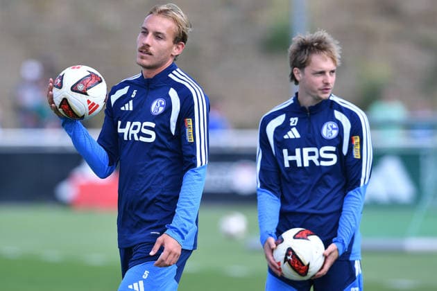 Fußball 1. Bundesliga Training FC Schalke 04 am 06.08.2026 auf dem Trainingsgelände an der Veltins Arena in Gelsenkirchen Timo Becker ( Schalke ), vorne - Finn Porath ( Schalke ), hinten *** Soccer, Bundesliga 1: FC Schalke 04 training session on August 6, 2026, at the training facility at the Veltins Arena in Gelsenkirchen. Timo Becker (Schalke) in the foreground; Finn Porath (Schalke) in the background xRx