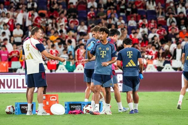HKG, Abschlusstraining spielerisch, Trinpause für Nathaniel Brown (Bayern Muenchen) und Co.., Training FC Bayern Muenchen in Kowloon, Hong Kong am 06. 08.2026, Saison 2026-27, Training FC Bayern Muenchen in Kowloon, Hong Kong am 06. 08.2026, Saison 2026-27 Hong Kong *** HKG, light-hearted final training session, break for Nathaniel Brown, Bayern Munich and Co., FC Bayern Munich training in Kowloon, Hong Kong on August 6, 2026, 2026–27 season, FC Bayern Munich training session in Kowloon, Hong Kong on August 6, 2026, 2026–27 season, Hong Kong Copyright: xEibner-Pressefotox EP_JNL