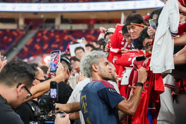 HKG, Autogrammwuensche erfuellt Luis Diaz (Bayern Muenchen 14) gerne, Training FC Bayern Muenchen in Kowloon, Hong Kong am 06. 08.2026, Saison 2026-27, Training FC Bayern Muenchen in Kowloon, Hong Kong am 06. 08.2026, Saison 2026-27 Hong Kong *** HKG, Luis Diaz of Bayern Munich is happy to sign autographs, Bayern Munich training session in Kowloon, Hong Kong on August 6, 2026, 2026–27 season, FC Bayern Munich training session in Kowloon, Hong Kong on August 6, 2026, 2026–27 season, Hong Kong Copyright: xEibner-Pressefotox EP_JNL