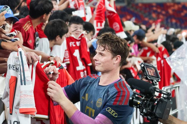 HKG, Autogrammwuensche erfuellt Jonas Urbig(Bayern Muenchen 27) gerne, Selfies auch Training FC Bayern Muenchen in Kowloon, Hong Kong am 06. 08.2026, Saison 2026-27, Training FC Bayern Muenchen in Kowloon, Hong Kong am 06. 08.2026, Saison 2026-27 Hong Kong *** HKG, Jonas Urbig of Bayern Munich is happy to sign autographs (27), and take selfies as well. Bayern Munich training session in Kowloon, Hong Kong on August 6, 2026, 2026–27 season, FC Bayern Munich training session in Kowloon, Hong Kong on August 6, 2026, 2026–27 season, Hong Kong Copyright: xEibner-Pressefotox EP_JNL