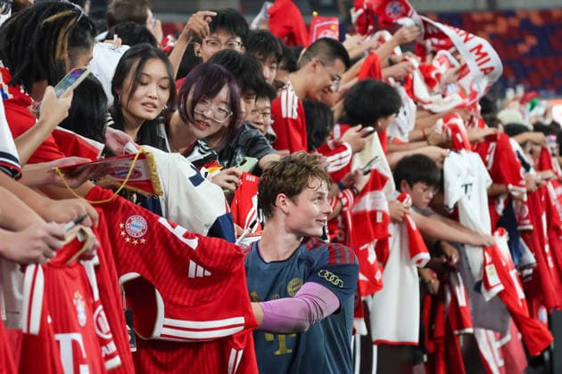 HKG, Autogrammwuensche erfuellt Jonas Urbig(Bayern Muenchen 27) gerne, Selfies auch Training FC Bayern Muenchen in Kowloon, Hong Kong am 06. 08.2026, Saison 2026-27, Training FC Bayern Muenchen in Kowloon, Hong Kong am 06. 08.2026, Saison 2026-27 Hong Kong *** HKG, Jonas Urbig of Bayern Munich is happy to sign autographs (27), and take selfies as well. Bayern Munich training session in Kowloon, Hong Kong on August 6, 2026, 2026–27 season, FC Bayern Munich training session in Kowloon, Hong Kong on August 6, 2026, 2026–27 season, Hong Kong Copyright: xEibner-Pressefotox EP_JNL