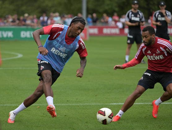 06.08.2026, xophax, Fussball 1.Bundesliga, 1.FC Koeln Training am Geissbockheim des 1.FC Köln. Platz 1.Fans. Reigan Heskey , links und Linton Maina , rechts ( beide 1.FC Köln ) Köln *** August 6, 2026, xophax, Soccer, Bundesliga 1, 1. FC Köln Training at the Geissbockheim, home of 1. FC Köln. Fans: Reigan Heskey (left) and Linton Maina (right), both of 1. FC Köln, Cologne