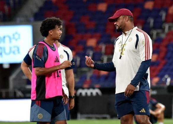 (260806) -- HONG KONG, Aug. 6, 2026 -- Vincent Kompany (R), head coach of Bayern Munich, attends a training session ahead of a pre-season friendly football match between Bayern Munich and Aston Villa in Hong Kong, south China, Aug. 6, 2026. ) (SP)CHINA-HONG KONG-FOOTBALL-PRE-SEASON FRIENDLY-BAYERN MUNICH-TRAINING (CN) LoxPingxFai 