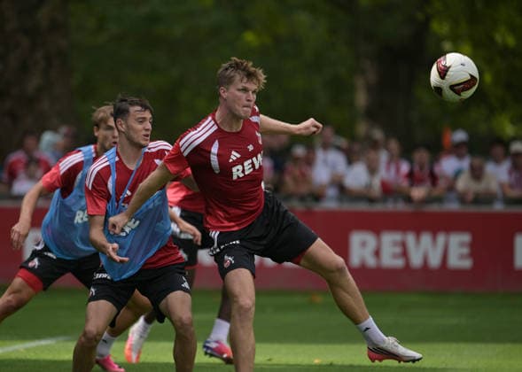 06.08.2026, xophax, Fussball 1.Bundesliga, 1.FC Koeln Training am Geissbockheim des 1.FC Köln. Platz 1.Fans. v.l.n.rechts : Paul Okon - Engstler , Marius Bülter ( alle 1.FC Köln ) Köln *** August 6, 2026, xophax, Soccer, Bundesliga 1, 1. FC Köln Training at the Geissbockheim, home of 1. FC Köln, Field 1, Fans (from left to right): Paul Okon Engstler, Marius Bülter—all of 1. FC Köln, Cologne