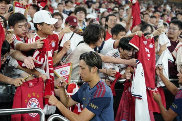 HONGKONG-SOCCER FOOTBALL-FEST Hiroki Ito of FC Bayern Munich signing for fans during open training at Kai Tan Stadium during the Audi Football Summit 2026 in Hong Kong, August 6, 2026. NEXPHER Vernon Yuen HONG KONG