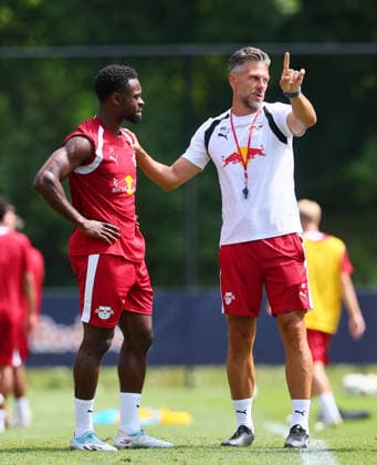 RB Leipzig - AUT Trainingslager Bundesliga Saalfelden, 06.08.2026, Gut Brandlhof, Fussball, Bundesliga, GER , RB Leipzig - Trainingslager in Saalfelden am Steinernen Meer AUT. , Im Bild v.l.: Ridle Baku und Trainer Martin Demichelis, RB Leipzig , *** RB Leipzig (AUT) Training Camp, Bundesliga, Saalfelden, August 6, 2026, Gut Brandlhof, Soccer, Bundesliga, GER, RB Leipzig Training Camp in Saalfelden am Steinernen Meer (AUT), Pictured from left: Ridle Baku and Coach Martin Demichelis, RB Leipzig, Picture Point