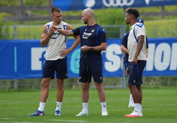 06.08.2026, Stadion Seefeld, Seefeld, Trainingslager TSG Hoffenheim in Seefeld 2026 , Tim Lemperle (Hoffenheim), Trainer Christian Ilzer (Hoffenheim), Bambase Conte (Hoffenheim) (Photo by Hasan Bratic DeFodi Images) - *** August 6, 2026, Seefeld Stadium, Seefeld, TSG Hoffenheim Training Camp in Seefeld 2026, Tim Lemperle (Hoffenheim), Coach Christian Ilzer (Hoffenheim), Bambase Conte (Hoffenheim). Photo by Hasan Bratic, DeFodi Images