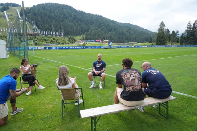 06.08.2026, Stadion Seefeld, Seefeld, Trainingslager TSG Hoffenheim in Seefeld 2026 , Trainer Christian Ilzer (Hoffenheim) im Interview. (Photo by Hasan Bratic DeFodi Images) - *** August 6, 2026, Seefeld Stadium, Seefeld, TSG Hoffenheim s 2026 Training Camp in Seefeld, Interview with Hoffenheim Coach Christian Ilzer. Photo by Hasan Bratic, DeFodi Images