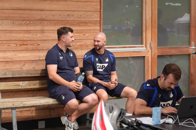 06.08.2026, Stadion Seefeld, Seefeld, Trainingslager TSG Hoffenheim in Seefeld 2026 , Geschäftsführer Andreas Schicker (Hoffenheim) im Gespräch mit Trainer Christian Ilzer (Hoffenheim). (Photo by Hasan Bratic DeFodi Images) - *** August 6, 2026, Seefeld Stadium, Seefeld, TSG Hoffenheim s 2026 training camp in Seefeld, Hoffenheim s sporting director Andreas Schicker in conversation with coach Christian Ilzer. Photo by Hasan Bratic, DeFodi Images