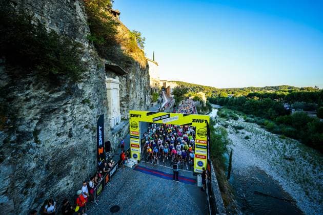 ÉTAPE DU TOUR DE FRANCE FEMMES AVEC ZWIFT PHOTOPQR LE DAUPHINE Eliot BERNARD ; Vaison-la-Romaine ; 06 08 2026 ; Vaison-la-Romaine, le 6 août 2026. Départ de l étape du Tour de France Femmes avec Zwift. Photo Eliot Bernard. Ce jeudi, 6e étape du Tour de France Femmes 2026 entre Montbrison (Loire) et Tournon-sur-Rhône (Ardèche - 6th day of du Tour de France Femmes 2026 between Montbrison (Loire) and Tournon-sur-Rhône (Ardèche) Vaison-la-Romaine Vaucluse Provence-Alpes-Côte d Azur France  Copyright: xPHOTOPQR LExDAUPHINE MAXPPPxEliotxBERNARDx 20260806JDL1970 20260806JDL1970