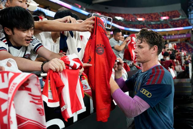 HONGKONG-SOCCER FOOTBALL-FEST Jonas Urbig of FC Bayern Munich signing for fans during open training at Kai Tan Stadium during the Audi Football Summit 2026 in Hong Kong, August 6, 2026. NEXPHER Vernon Yuen HONG KONG