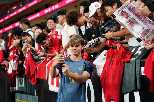 HONGKONG-SOCCER FOOTBALL-FEST Guido Della Rovere of FC Bayern Munich seifie with fans during open training at Kai Tan Stadium during the Audi Football Summit 2026 in Hong Kong, August 6, 2026. NEXPHER Vernon Yuen HONG KONG