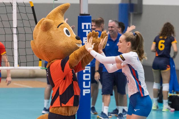 Sport Bilder des Tages Ela Koulisiani of Czech Republic and the Women s European Volleyball Championship 2026 mascot during the women s volleyball friendly match between Czech Republic and Romania prior to Women s European Volleyball Championship 2026, on August 6, 2026, in Tabor, Czech Republic. (CTKxPhoto VaclavxPancer) CTKPhotoP2026080605902  CTKPhotoP2026080605902
