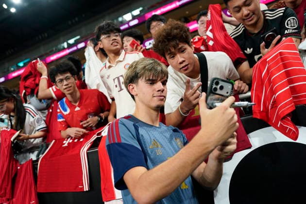 HONGKONG-SOCCER FOOTBALL-FEST Guido Della Rovere of FC Bayern Munich seifie with fans during open training at Kai Tan Stadium during the Audi Football Summit 2026 in Hong Kong, August 6, 2026. NEXPHER Vernon Yuen HONG KONG
