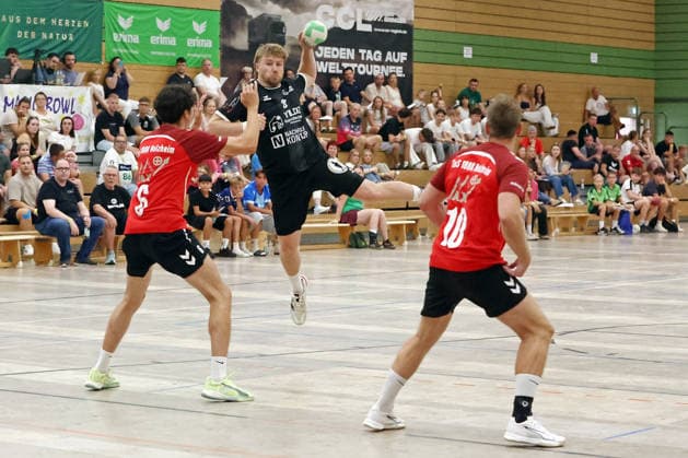 06.08.2026, xovx, Handball Lindencup, HSG Linden - TuS Holzheim v.l. Ben Theile (TuS Holzheim), Lukas Foos (HSG Linden), Simon Giebenhain (TuS Holzheim) Linden Stadthalle Hessen Deutschland (DE) *** August 6, 2026, xovx, Lindencup Handball Tournament, HSG Linden vs. TuS Holzheim: Ben Theile (TuS Holzheim), Lukas Foos (HSG Linden), Simon Giebenhain (TuS Holzheim), Linden City Hall, Hesse, Germany, DE