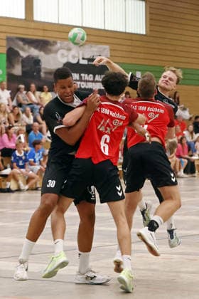 06.08.2026, xovx, Handball Lindencup, HSG Linden - TuS Holzheim v.l. Maduwike Okpara (HSG Linden), Ben Theile (TuS Holzheim), Simon Giebenhain (TuS Holzheim), Danny Rupprich (HSG Linden) Linden Stadthalle Hessen Deutschland (DE) *** August 6, 2026, xovx, Lindencup Handball, HSG Linden vs. TuS Holzheim: Maduwike Okpara (HSG Linden), Ben Theile (TuS Holzheim), Simon Giebenhain (TuS Holzheim), Danny Rupprich (HSG Linden), Linden Stadthalle, Hesse, Germany, DE