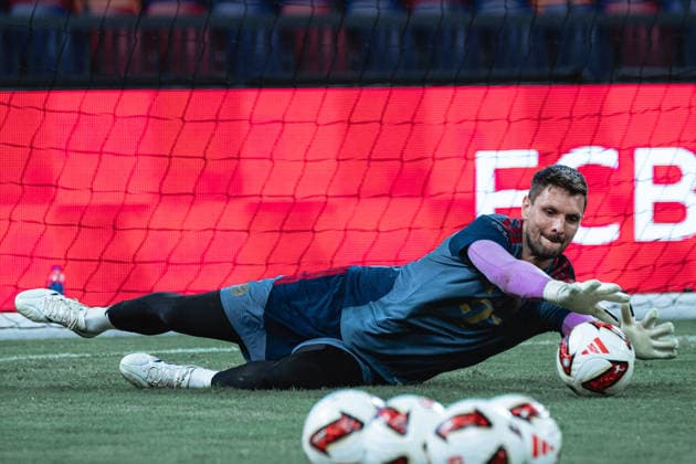 August 6, 2026, Hong Kong, China: SVEN ULREICH of FC Bayern Munich in action during Audi Football Summit 2026 FC Bayern Munich open training at Kai Tak Stadium. Hong Kong China - ZUMAn333 20260806_znp_n333_083 Copyright: xKaxLokxNgx