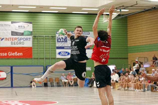 06.08.2026, xovx, Handball Lindencup, HSG Linden - TuS Holzheim v.l. Nikolas Adamczyk (HSG Linden), Maxim Hölzer (TuS Holzheim) Linden Stadthalle Hessen Deutschland (DE) *** August 6, 2026, xovx, Lindencup Handball Tournament, HSG Linden vs. TuS Holzheim, Nikolas Adamczyk (HSG Linden), Maxim Hölzer (TuS Holzheim), Linden City Hall, Hesse, Germany, DE