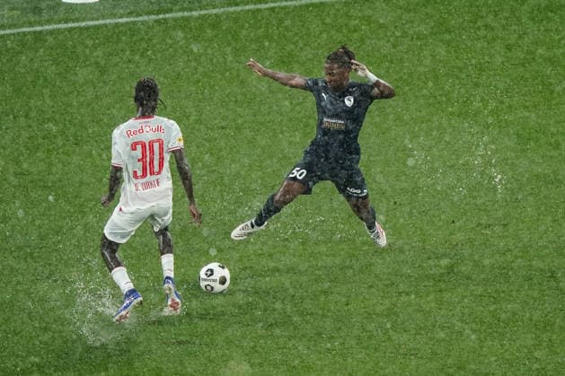 Fussball: Österreich: UEFA Conference League Qualifikation 2026 2027 - 3. Runde, 06.08.2026 - FC Red Bull Salzburg (Österreich) vs. Pafos FC (Zypern) - Red Bull Arena (Wals-Siezenheim, Österreich); Gaoussou Diakite (FC Salzburg), Alexandre Brito (Pafos FC) *** Soccer Austria UEFA Conference League Qualifiers 2026–2027, Round 3, August 6, 2026: FC Red Bull Salzburg (Austria) vs. Pafos FC (Cyprus) at Red Bull Arena, Wals-Siezenheim, Austria; Gaoussou Diakite (FC Salzburg), Alexandre Brito (Pafos FC) Copyright: xLUKAxKOLANOVICx