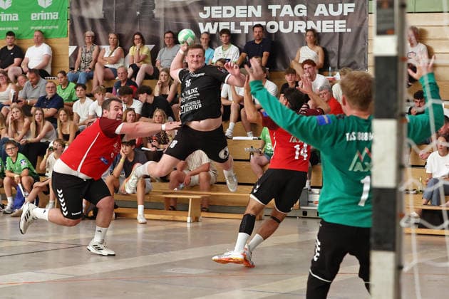 06.08.2026, xovx, Handball Lindencup, HSG Linden - TuS Holzheim v.l. Peter Friedrich (TuS Holzheim), Nikolas Adamczyk (HSG Linden), Atakan Bulut (TuS Holzheim), Ben Fischer (TuS Holzheim) Linden Stadthalle Hessen Deutschland (DE) *** August 6, 2026, xovx, Lindencup Handball, HSG Linden vs. TuS Holzheim: Peter Friedrich (TuS Holzheim), Nikolas Adamczyk (HSG Linden), Atakan Bulut (TuS Holzheim), Ben Fischer (TuS Holzheim), Linden Stadthalle, Hesse, Germany, DE